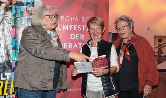 Ria Weisenbach, Ruth Frankenbach und Helga Obrich (v.l.) schauen sich im CinemaxX das Programm des Filmfestivals der Generationen an. Foto: Blüthner